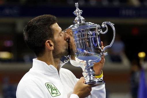 Novak Djokovic kisses his 4th US Open title. (Credit: Twitter)